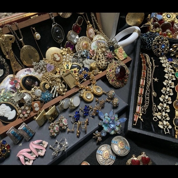 ⚜️ 3 LB Jewelry Mystery Box – Wearable Estate Lot | Vintage, Signed, DIY Finds⚜️ - Picture 3 of 10